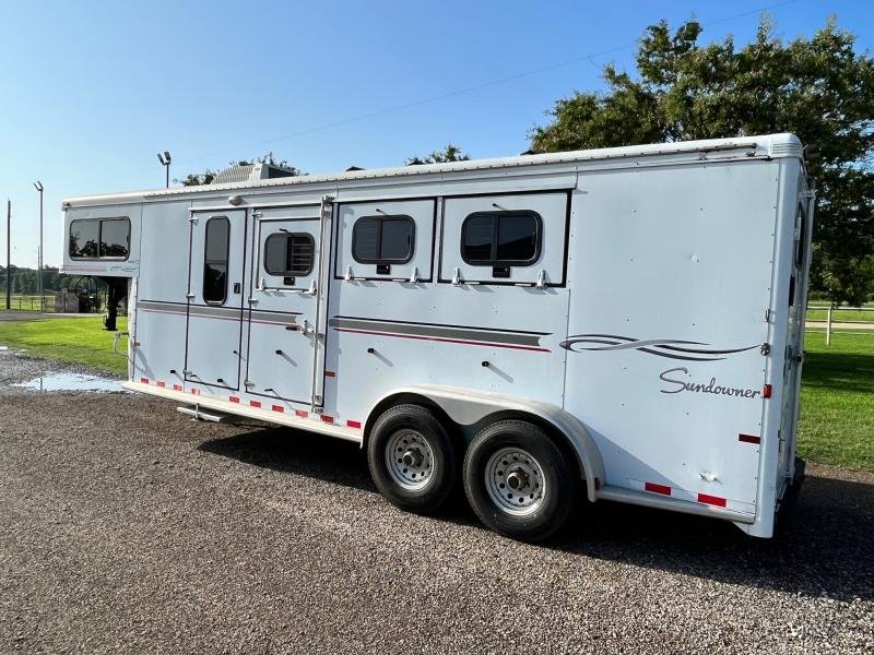 2004 Sundowner 3 Horse Weekender Horse Trailer image 5