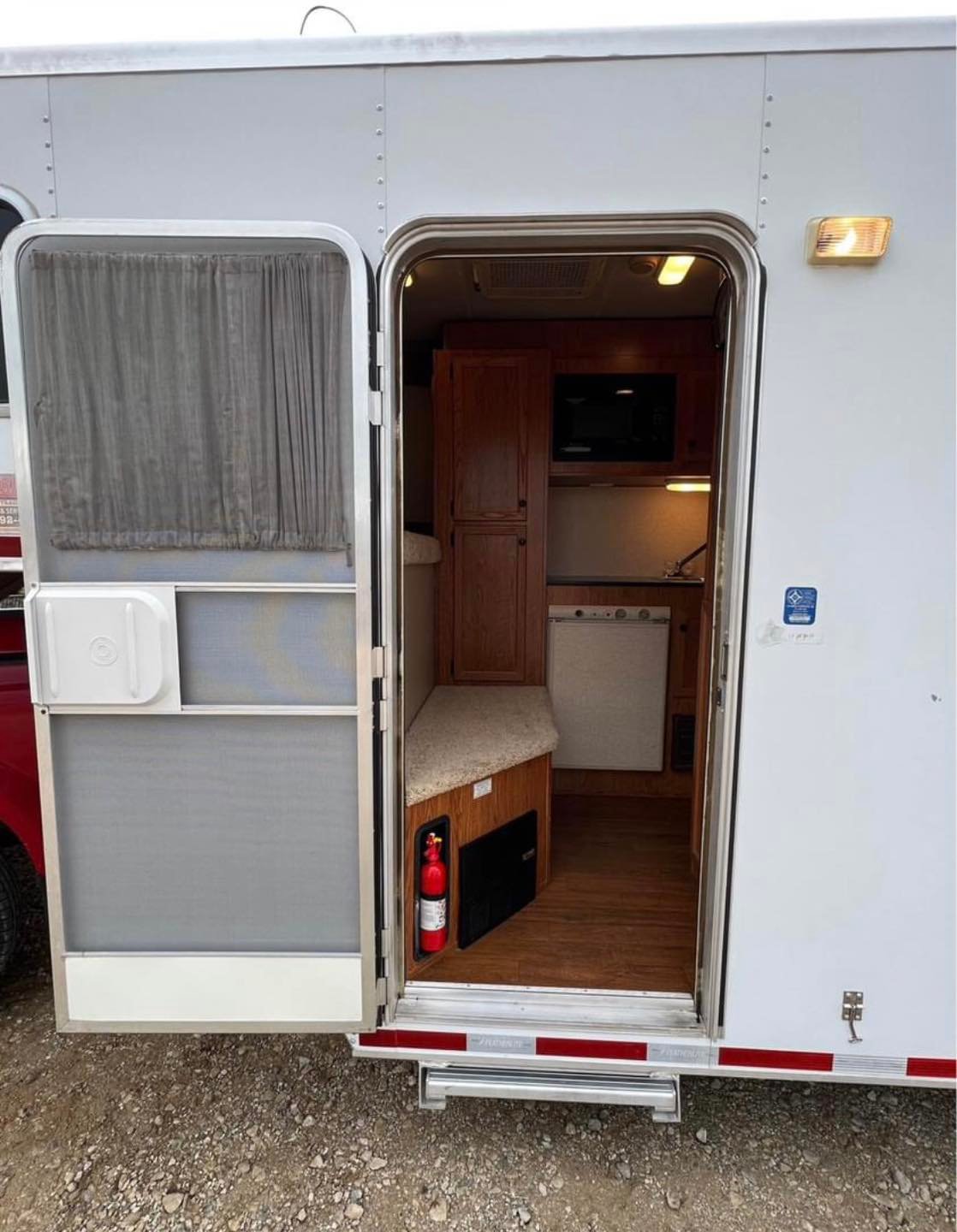 2007 Featherlite 3 horse slant load trailer image 8