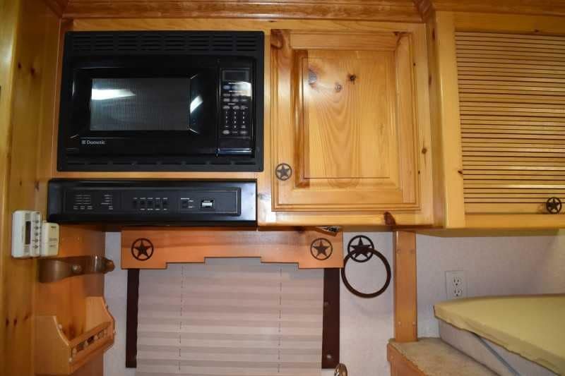 2003 Bloomer 8414LQ 4 Horse Trailer with 14′ Short Wall image 13