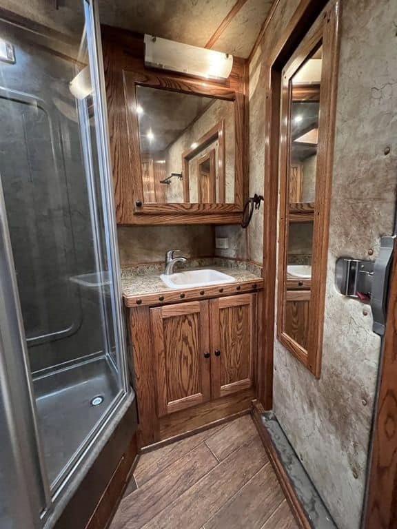 2009 Platinum Coach 3 H 16′ SW w/Outlaw Conversion image 38