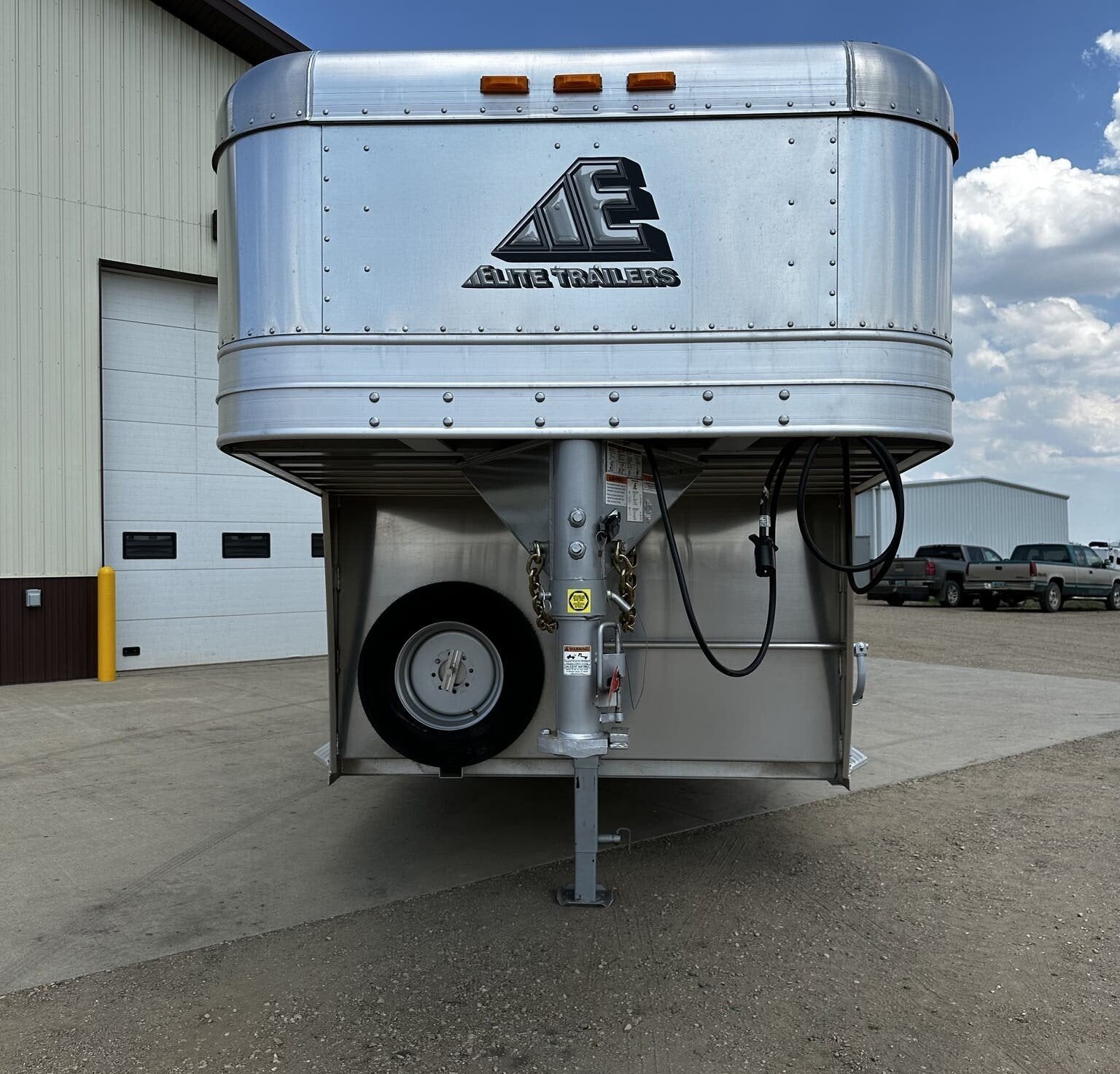 New 2024 Elite Trailers 32FT TRIPLE AXLE STOCK TRAILER W/ 3 COMPARTMENTS image 6