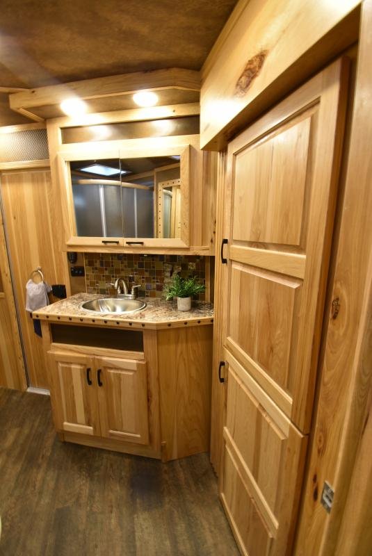2018 Lakota Bighorn 3 Horse Living Quarters image 27