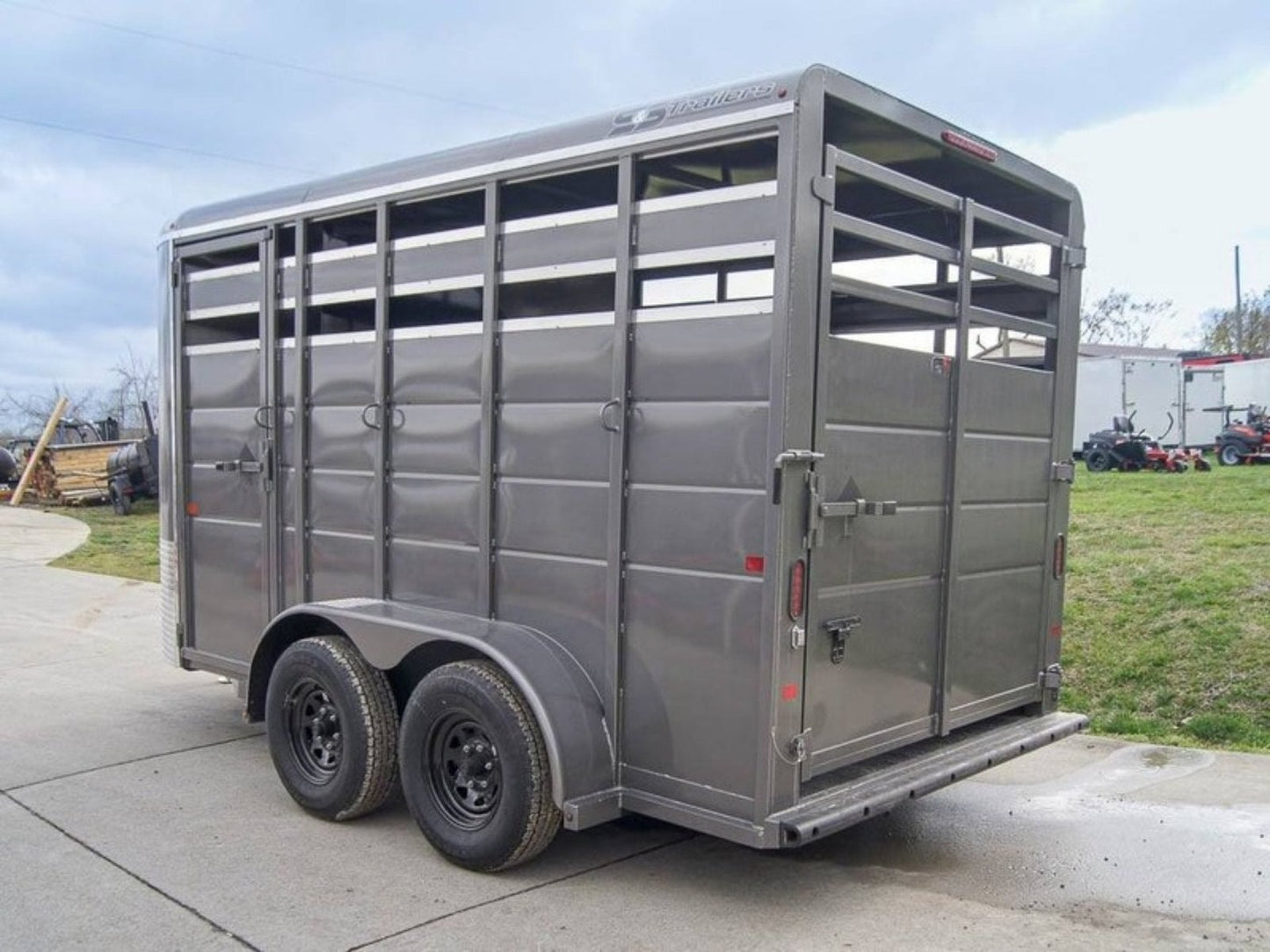 14ft Charcoal Horse Livestock Cattle Trailer (2) 3,500lb Axles with Dressing Room image 4