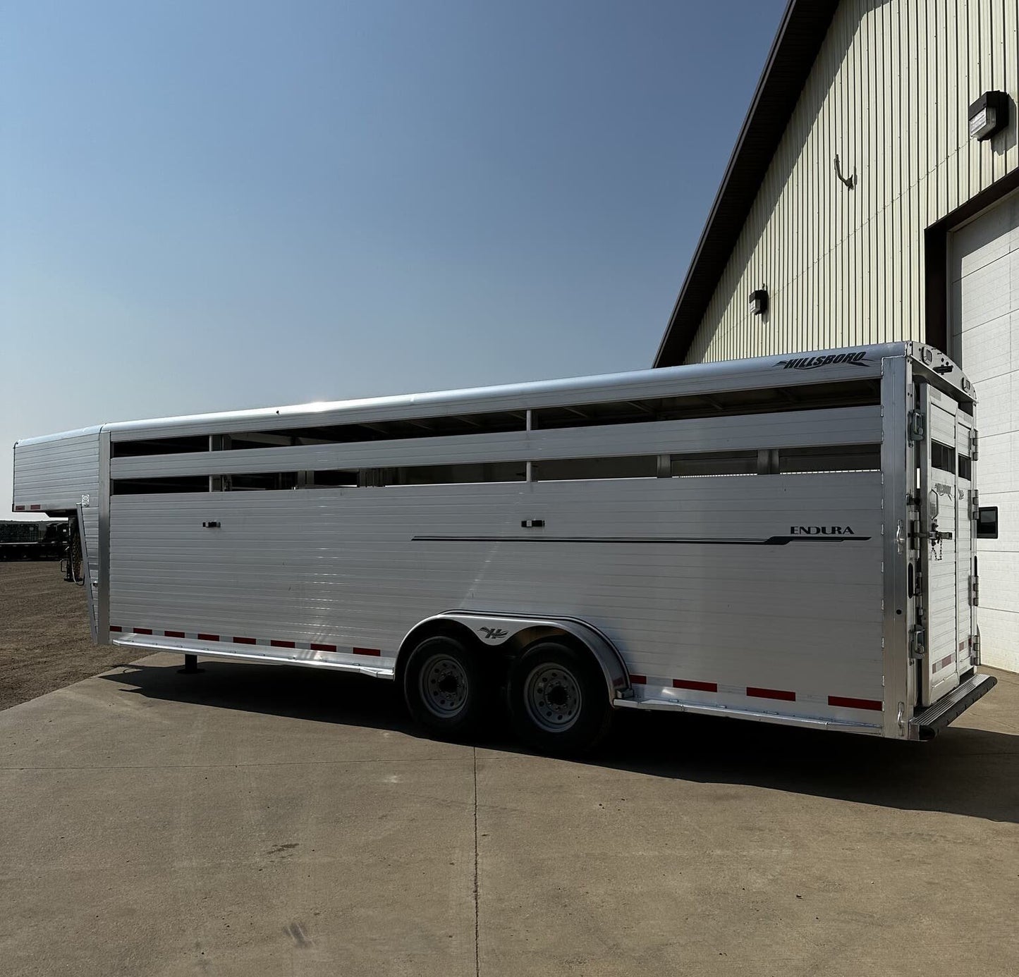 New 2024 Hillsboro 24′ Livestock Trailer – Three Compartments image 12