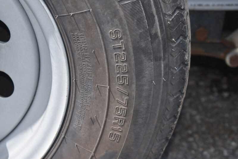 2014 Shadow 7208GLQ 2 Horse Trailer with 8′ Short Wall image 27