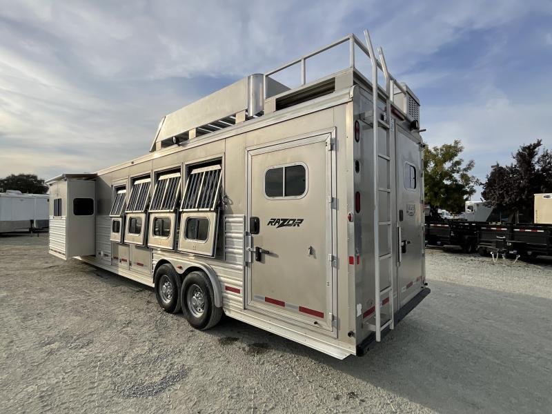 2014 Logan Coach RAZ4GNHDLQ 40′ 4 horse Razor GN Horse Trailer**WITH WALK IN CLOSET** image 4