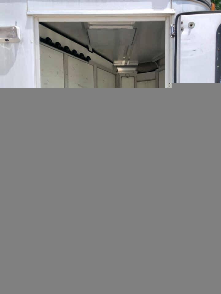 1998 Sundowner 3 Horse Slant image 2