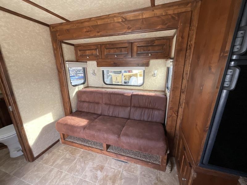 2014 Logan Coach RAZ4GNHDLQ 40′ 4 horse Razor GN Horse Trailer**WITH WALK IN CLOSET** image 9