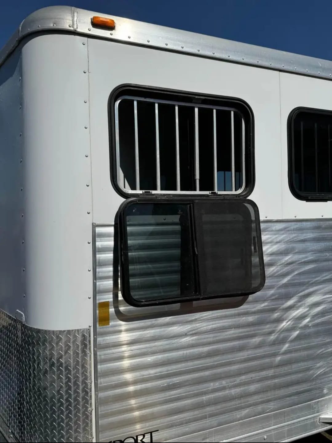 2008 Exiss Sport ES 30B 3 horse slant horse trailer image 9