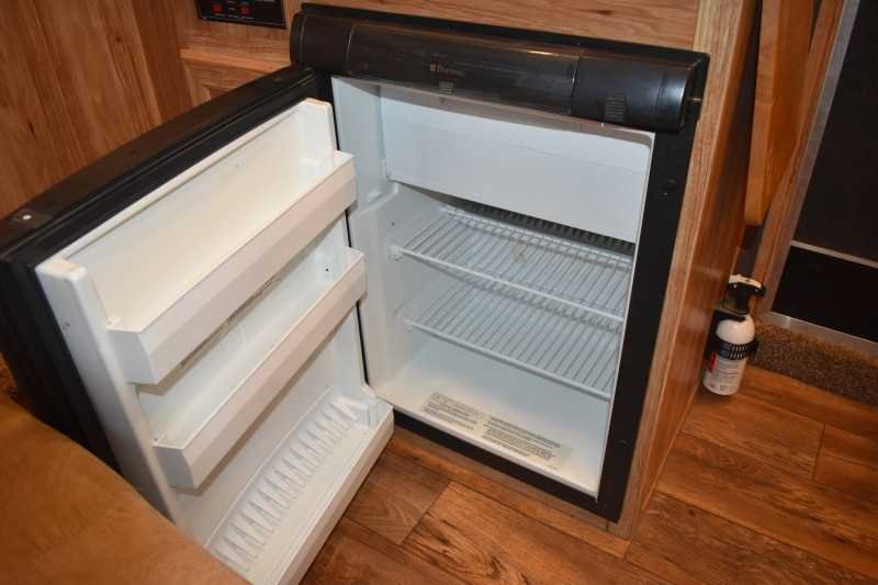 2015 Exiss 7308LQ 3 Horse Trailer with 8′ Short Wall image 12