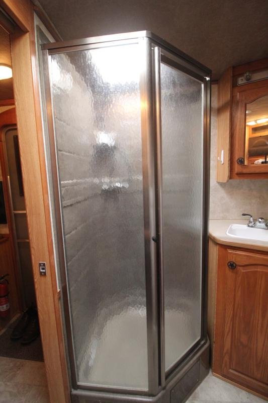 2008 Lakota 8415 w/Slide out 4 Horse Trailer image 18