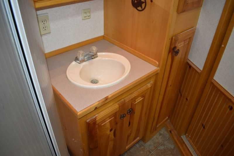 2003 Bloomer 8414LQ 4 Horse Trailer with 14′ Short Wall image 25