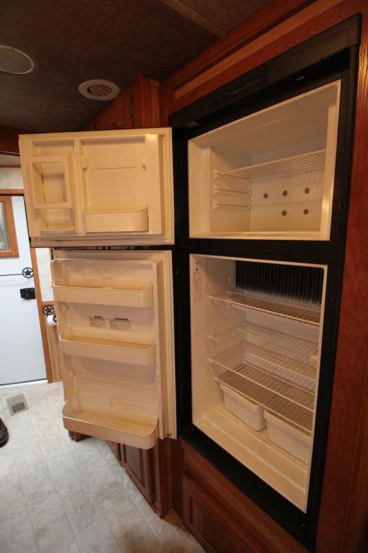 2008 Lakota 8415 w/Slide out 4 Horse Trailer image 15