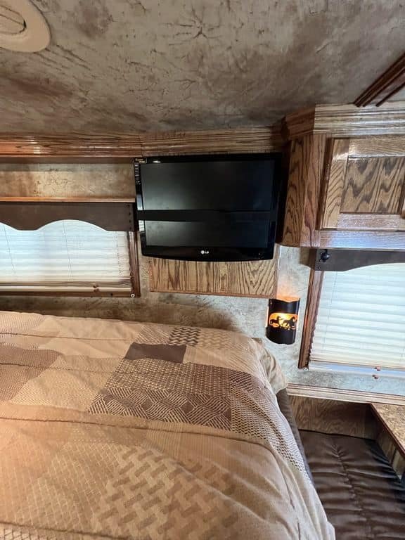 2009 Platinum Coach 3 H 16′ SW w/Outlaw Conversion image 29