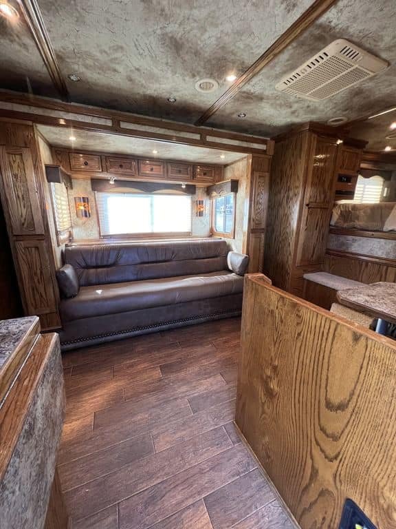 2009 Platinum Coach 3 H 16′ SW w/Outlaw Conversion image 22