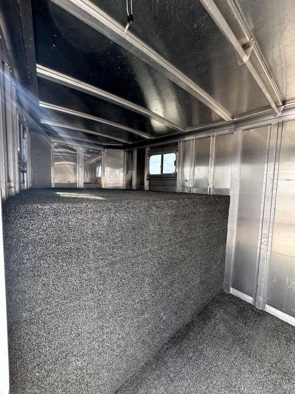 2000 Featherlite 3H GN with Dressing Room Horse Trailer image 9