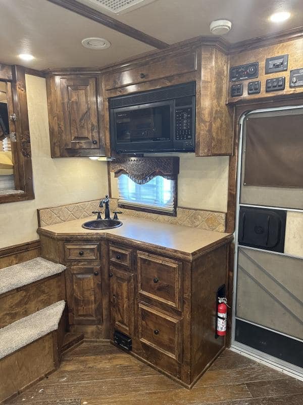 2007 4 Star 4 Horse 14′ Outlaw LQ Slide Out image 11