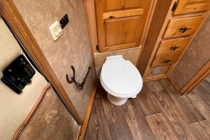 2006 Featherlite 8412LQ 4 Horse Trailer with 12′ Short Wall image 26