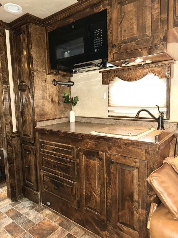 2011 Platinum Coach 4 Horse 15 SW Rear Load Horse Trailer image 18