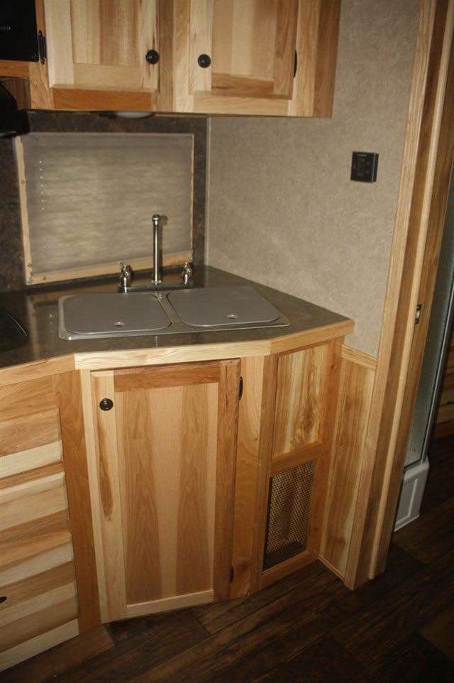 2019 Lakota Charger 4 Horse LQ with 15′ Short Wall image 20