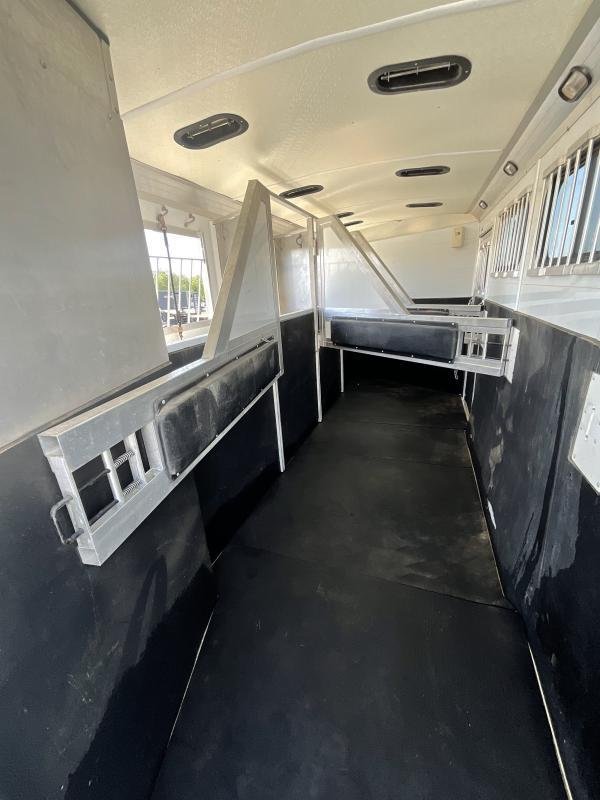 2005 Jamco 4 Horse Gooseneck Trailer image 27