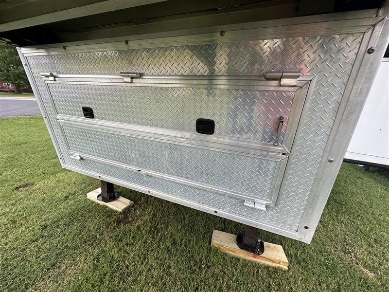 2014 Lakota Bighorn 8416, Generator, Couch, Dinette 17’ Shortwall, 4 Horse Trailer, 12′ Slide. image 8