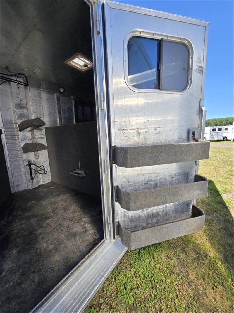 2006 C&C 4 Horse Gooseneck Trailer image 8