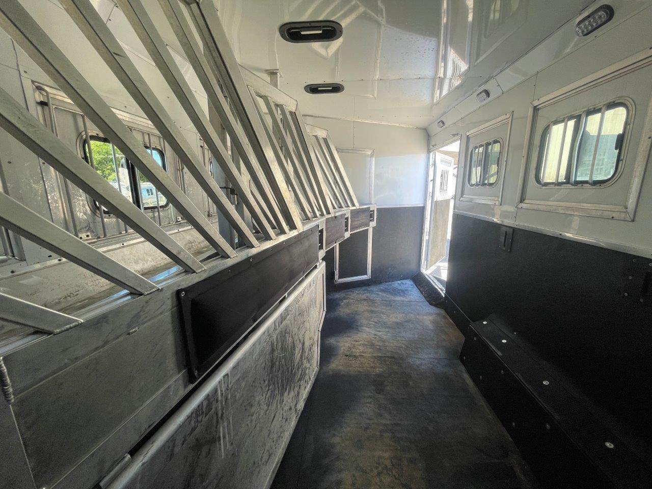 2015 Lakota Bighorn Edition 8414 4 Horse Trailer With Living Quarters “1 Slide” image 7