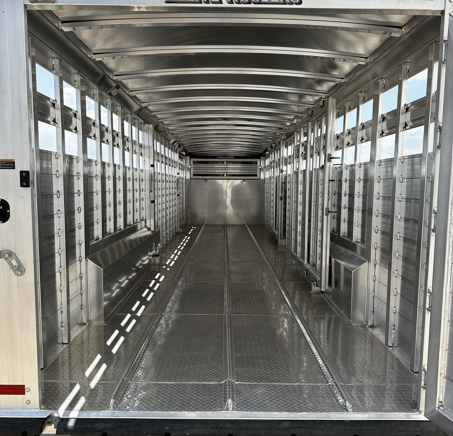 New 2024 Elite Trailers 32FT TRIPLE AXLE STOCK TRAILER W/ 3 COMPARTMENTS image 15
