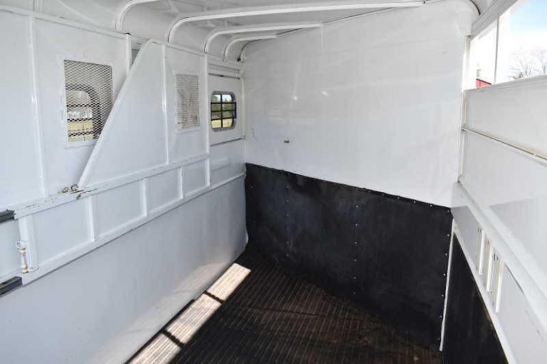 2002 Logan Coach 3HBP 3 Horse Trailer image 2