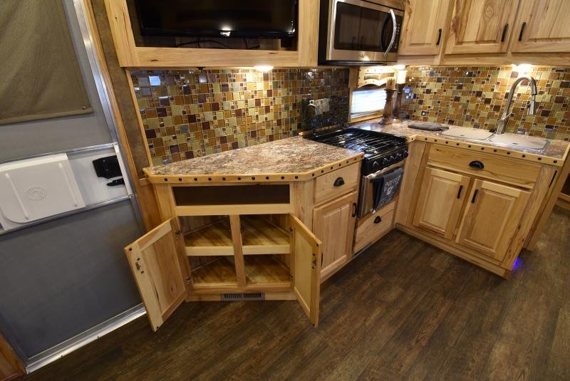 2018 Lakota Bighorn 3 Horse Living Quarters image 18