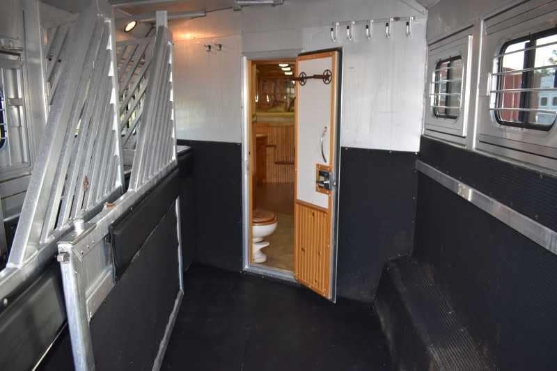 2003 Bloomer 8414LQ 4 Horse Trailer with 14′ Short Wall image 33
