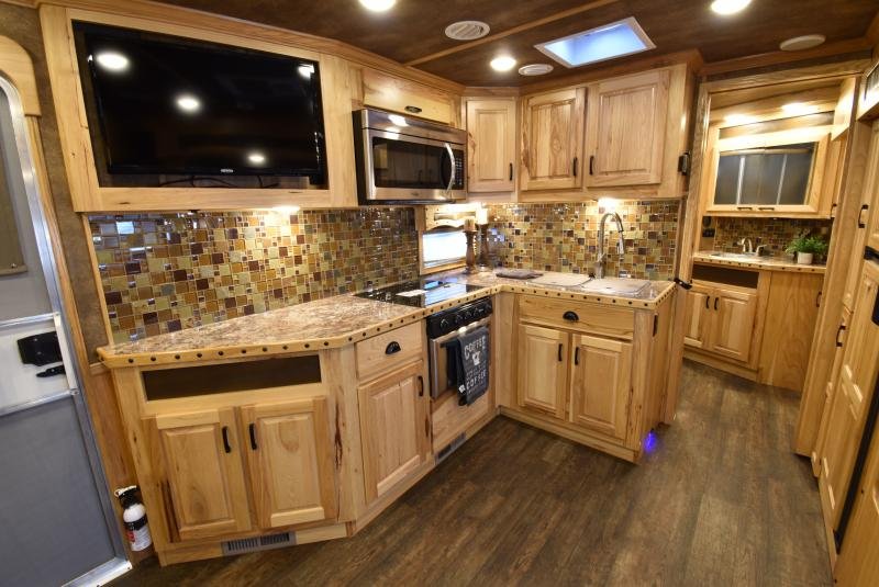 2018 Lakota Bighorn 3 Horse Living Quarters image 14