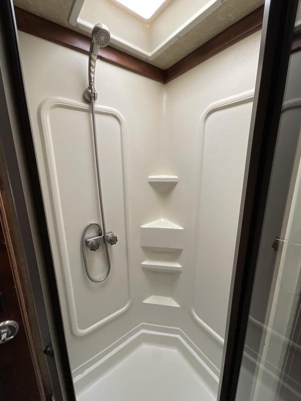 2014 Logan Coach RAZ4GNHDLQ 40′ 4 horse Razor GN Horse Trailer**WITH WALK IN CLOSET** image 22