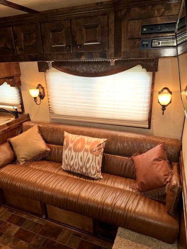 2011 Platinum Coach 4 Horse 15 SW Rear Load Horse Trailer image 15