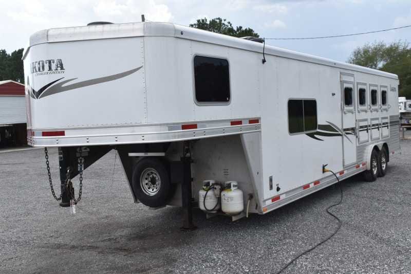 2013 Lakota Charger 8411LQ 4 Horse Trailer with 13′ Short Wall image 8