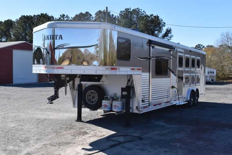 2015 Lakota 8411GLQ 4 Horse Trailer with 11′ Short Wall image 6