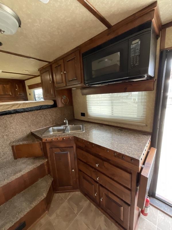 2014 Logan Coach RAZ4GNHDLQ 40′ 4 horse Razor GN Horse Trailer**WITH WALK IN CLOSET** image 11