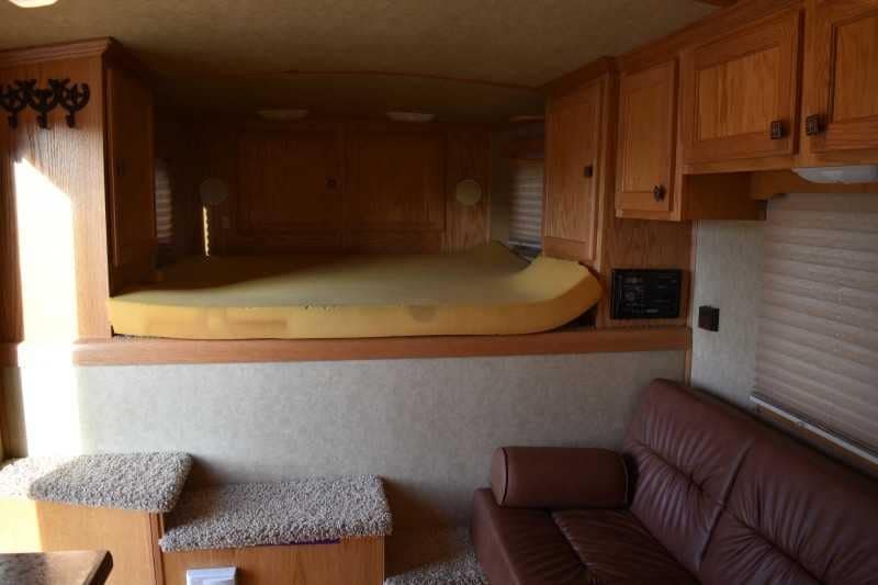 2006 Platinum 8410LQ 4 Horse Trailer with 9′ Short Wall image 8