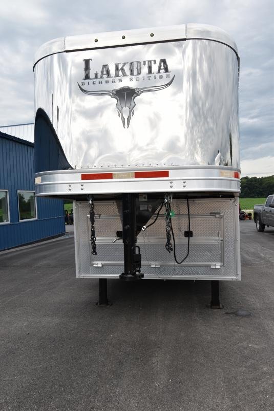 2018 Lakota Bighorn 3 Horse Living Quarters image 2