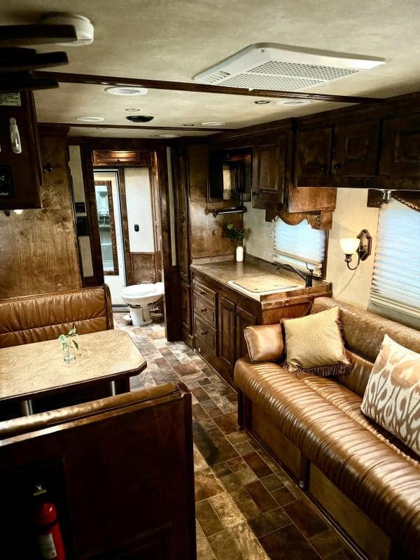 2011 Platinum Coach 4 Horse 15 SW Rear Load Horse Trailer image 14