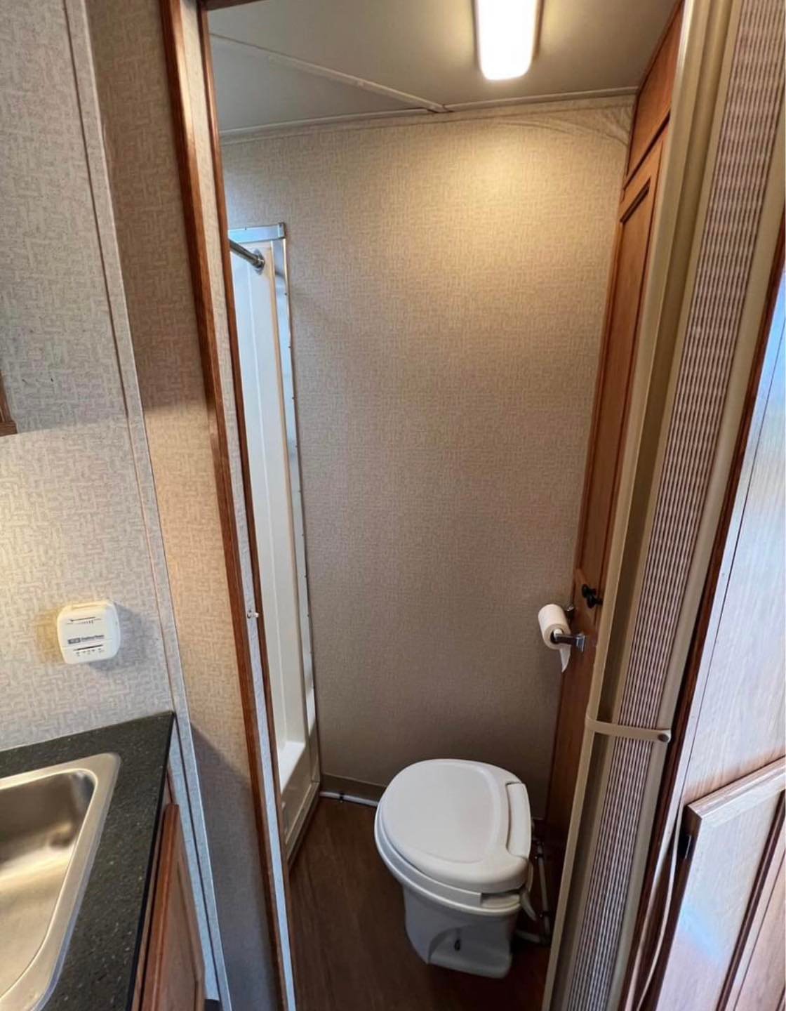 2007 Featherlite 3 horse slant load trailer image 12