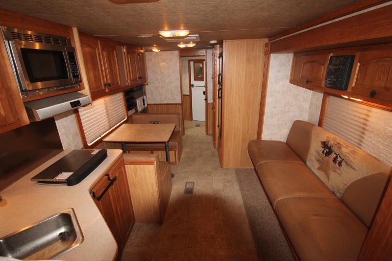 2008 Lakota 8415 w/Slide out 4 Horse Trailer image 5