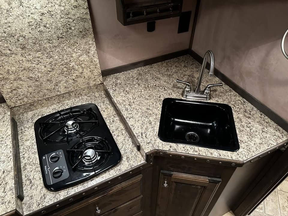 2009 Bloomer Trailers Evolution 10th Anniversary Edition 3-H 11′ LQ image 12