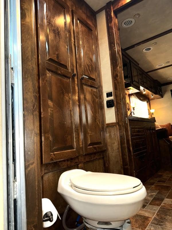 2011 Platinum Coach 4 Horse 15 SW Rear Load Horse Trailer image 21