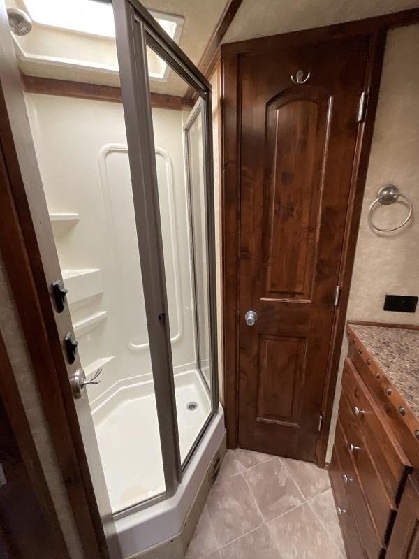 2014 Logan Coach RAZ4GNHDLQ 40′ 4 horse Razor GN Horse Trailer**WITH WALK IN CLOSET** image 16