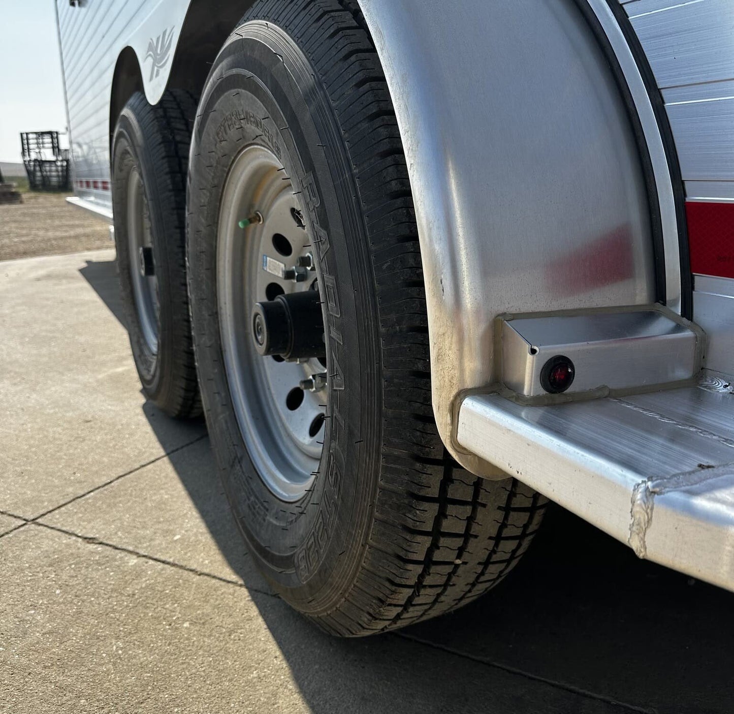 New 2024 Hillsboro 24′ Livestock Trailer – Three Compartments image 1