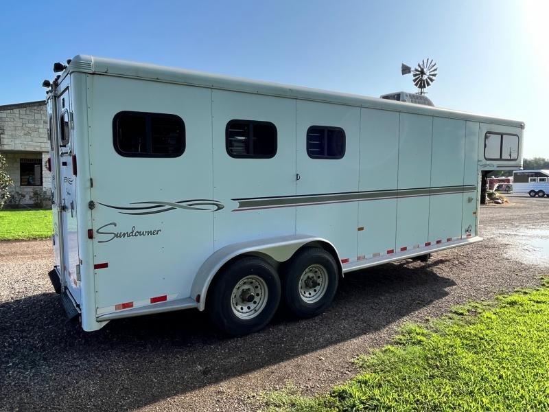 2004 Sundowner 3 Horse Weekender Horse Trailer image 4