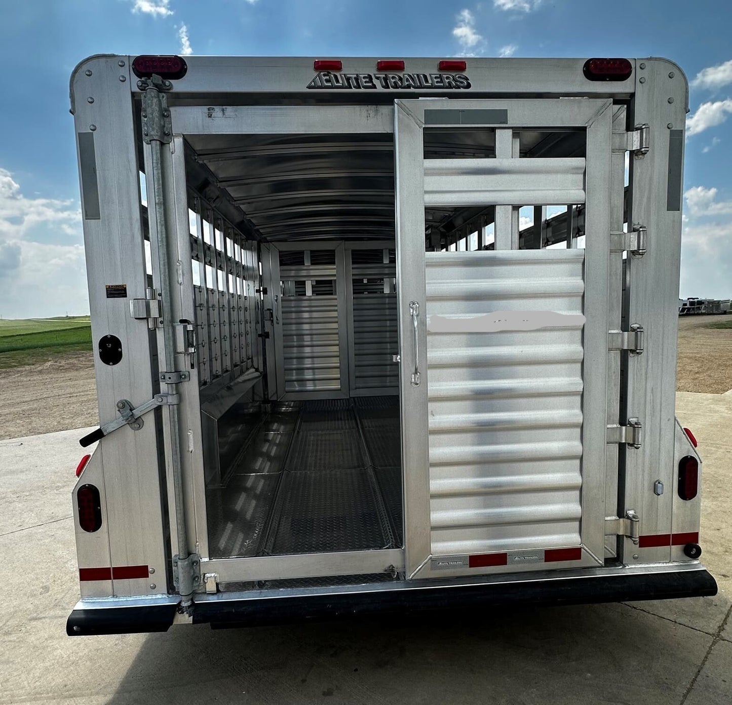 New 2024 Elite Trailers 32FT TRIPLE AXLE STOCK TRAILER W/ 3 COMPARTMENTS image 9