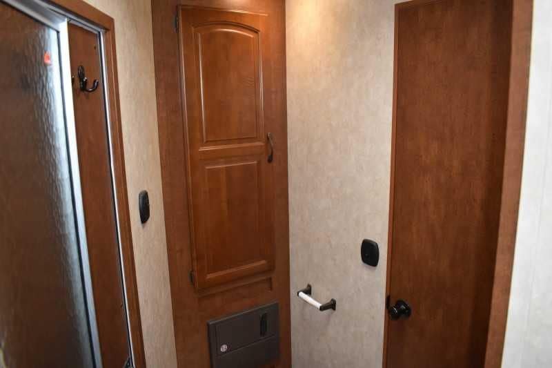 2015 Bison Ranger 3LQ Horse Trailer with 10′ Short Wall image 17